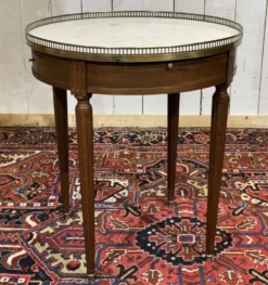 Table bouillotte de style Louis XVI des années 1960 en acajou et dessus mar