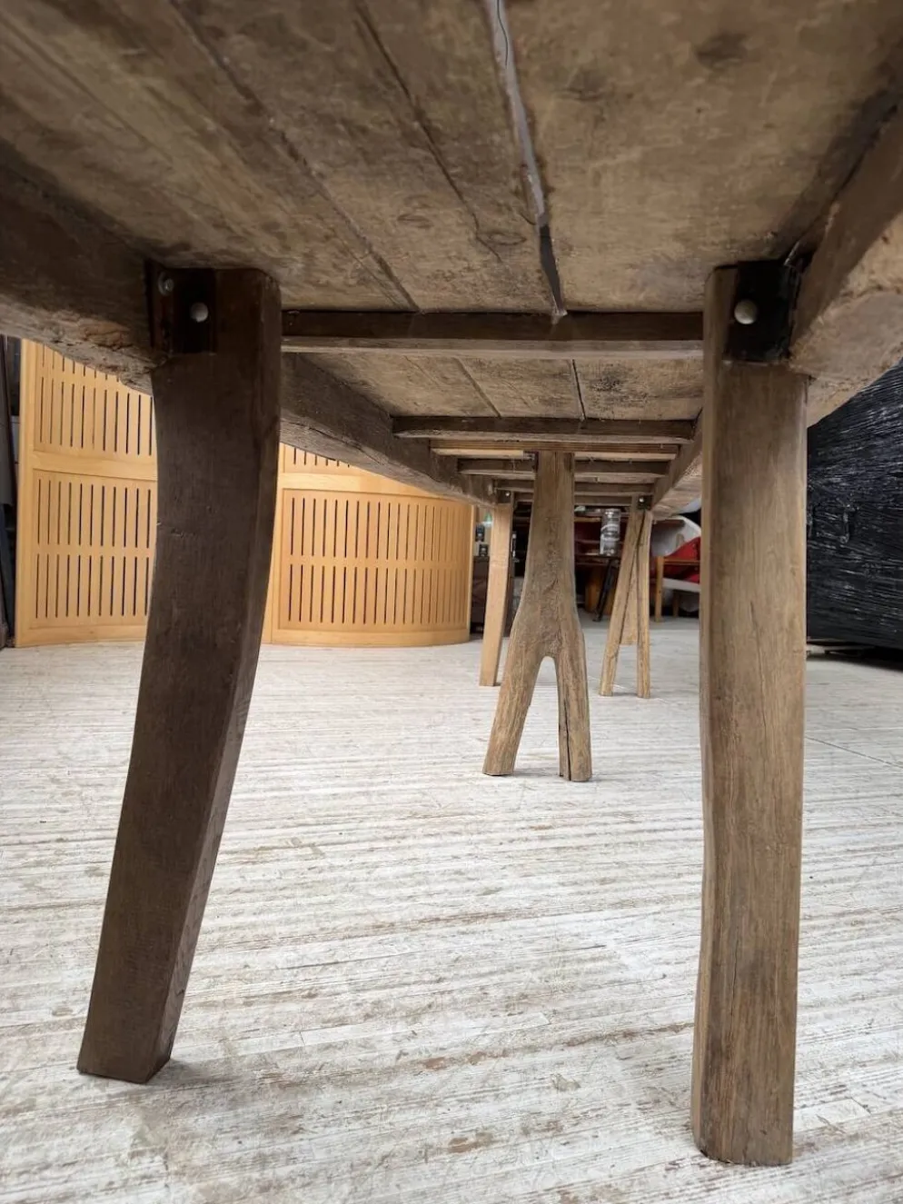 Table brutaliste art populaire XXL 3m5/4m pin et chêne