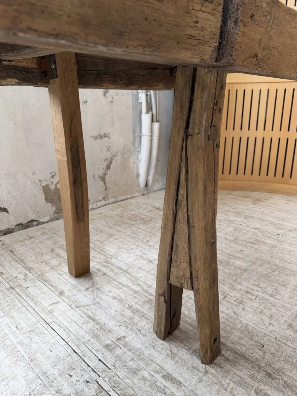 Table brutaliste art populaire XXL 3m5/4m pin et chêne
