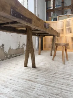 Table brutaliste art populaire XXL 3m5/4m pin et chêne