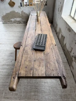 Table brutaliste art populaire XXL 3m5/4m pin et chêne