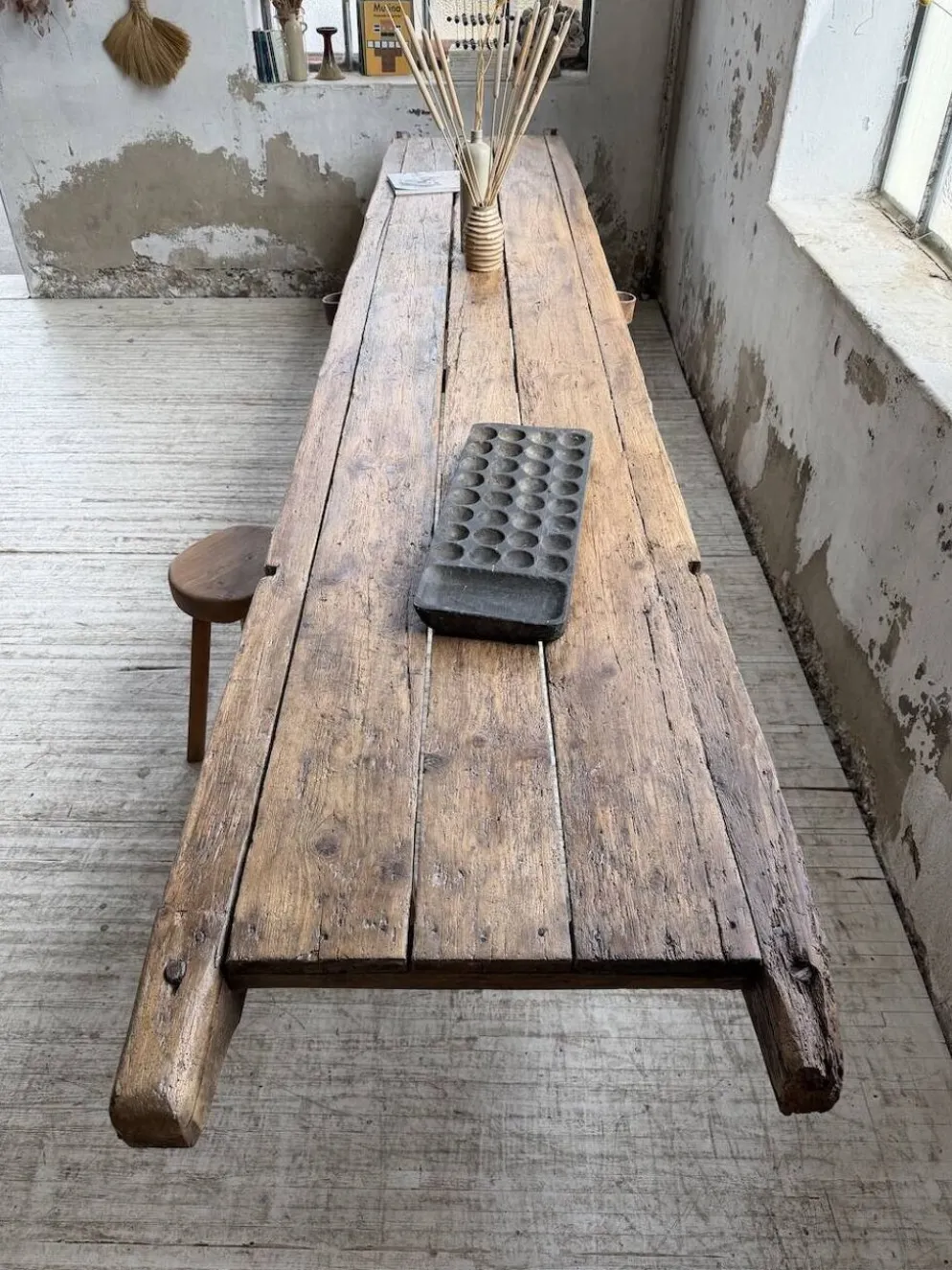Table brutaliste art populaire XXL 3m5/4m pin et chêne