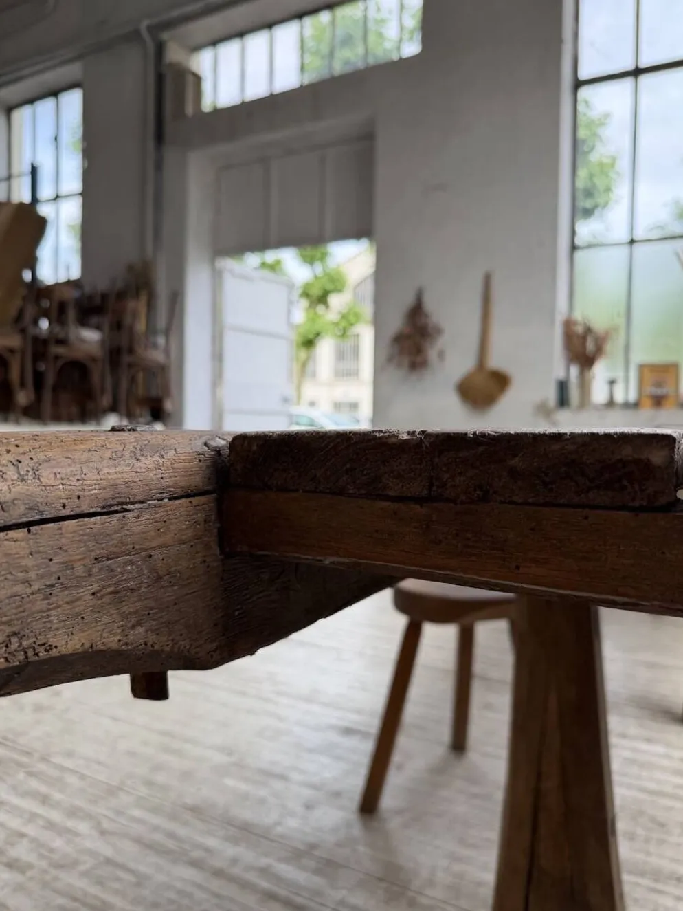 Table brutaliste art populaire XXL 3m5/4m pin et chêne