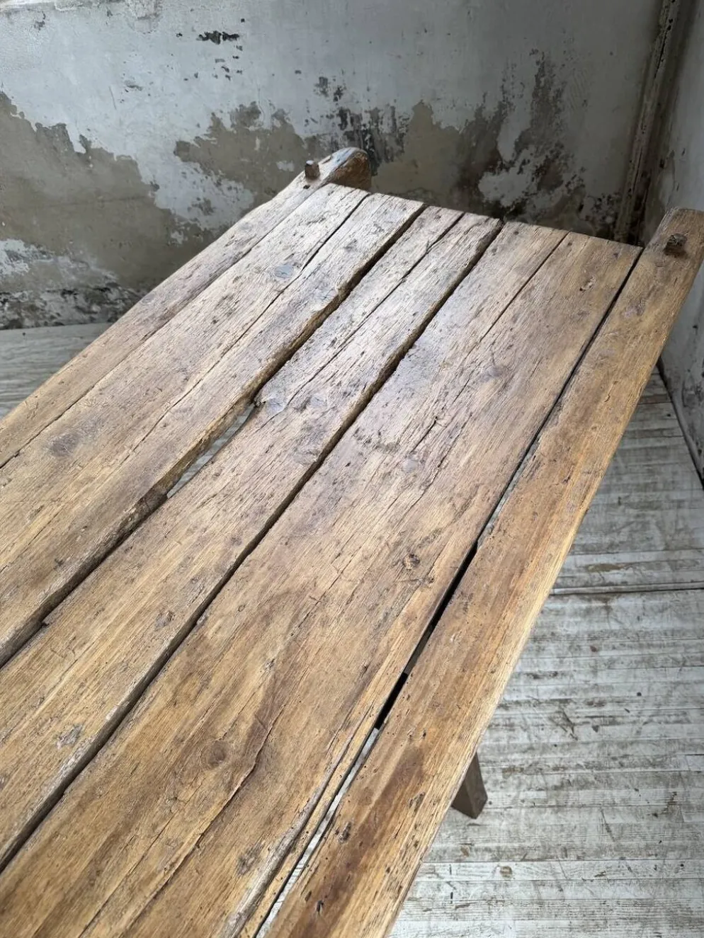 Table brutaliste art populaire XXL 3m5/4m pin et chêne