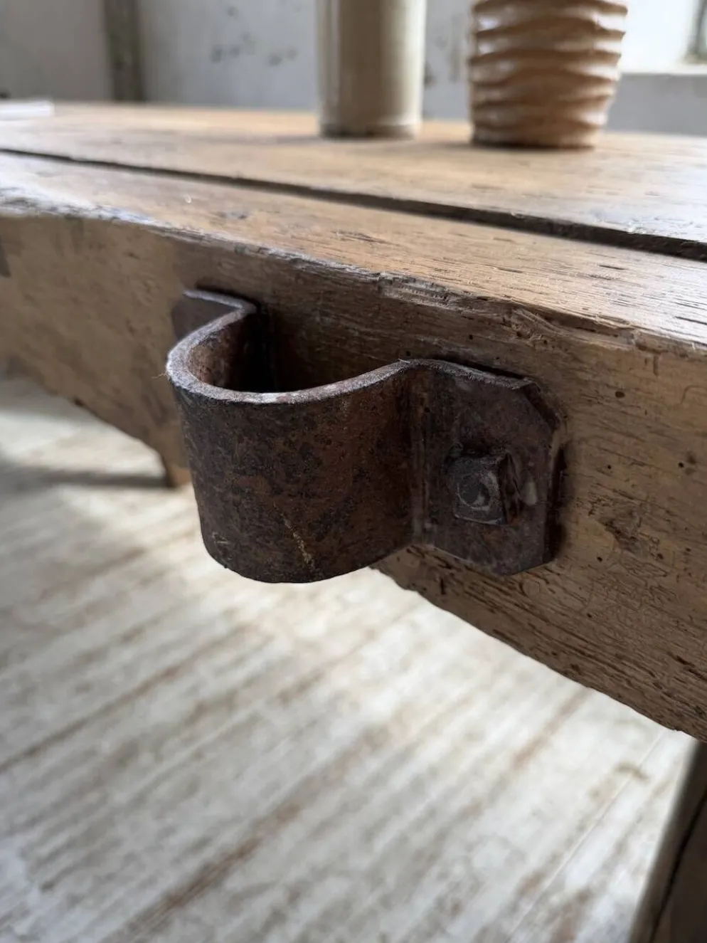 Table brutaliste art populaire XXL 3m5/4m pin et chêne
