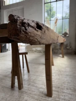 Table brutaliste art populaire XXL 3m5/4m pin et chêne