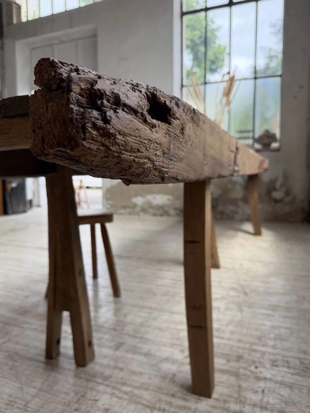 Table brutaliste art populaire XXL 3m5/4m pin et chêne