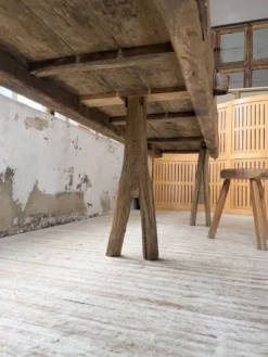 Table brutaliste art populaire XXL 3m5/4m pin et chêne