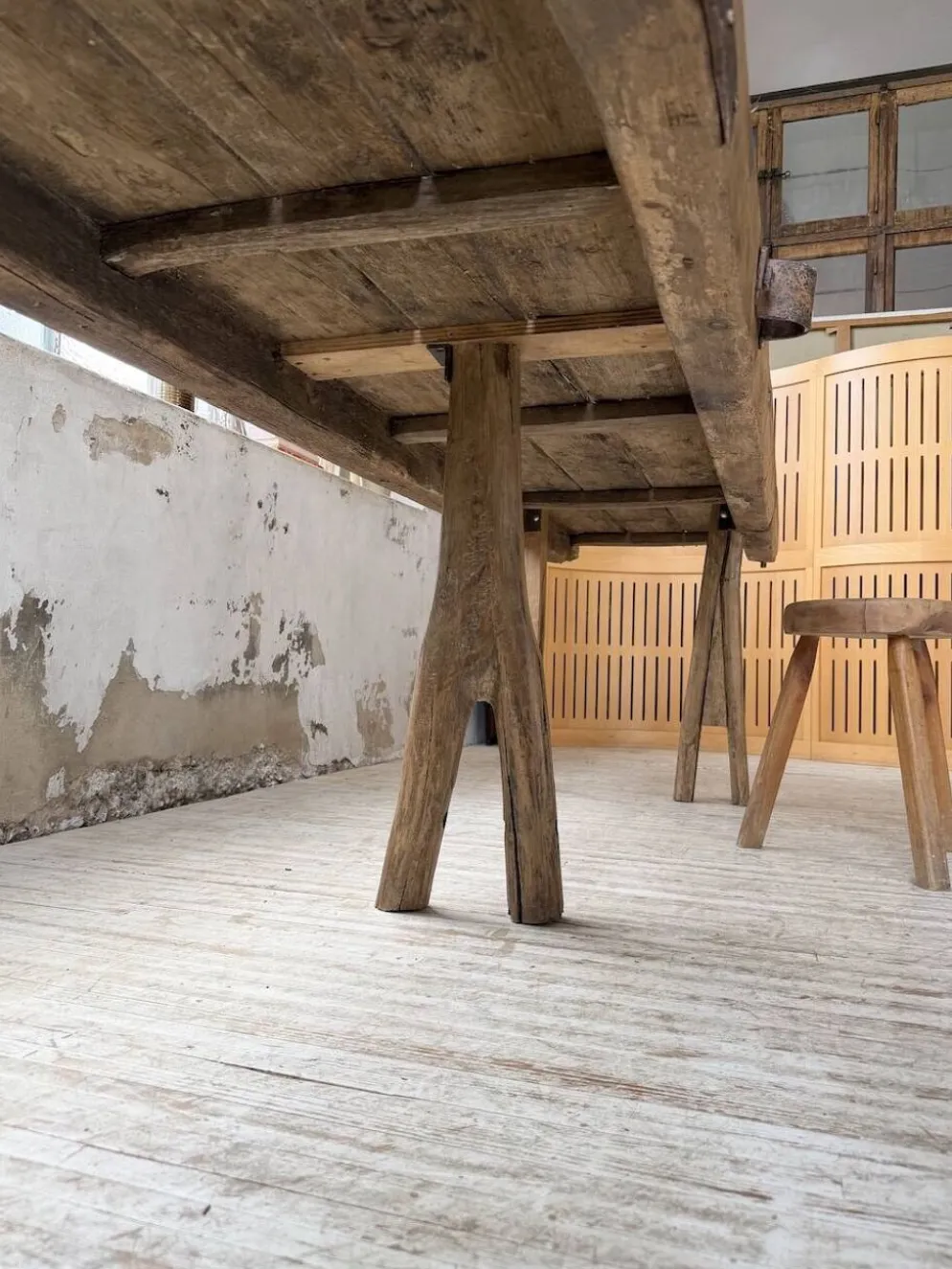 Table brutaliste art populaire XXL 3m5/4m pin et chêne