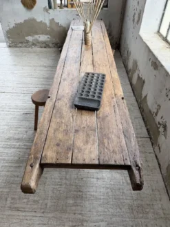 Table brutaliste art populaire XXL 3m5/4m pin et chêne