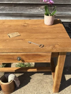 Table / Bureau ancien rénové – Pièce unique