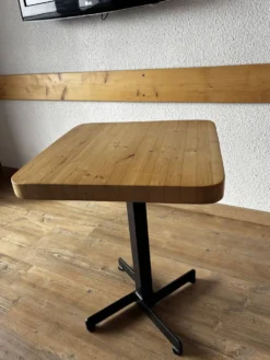Table carré Charlotte Perriand
