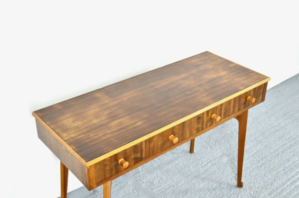 Table console / bureau en noyer du milieu du siècle par Morris de Glasgow. Vintage