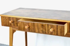 Table console / bureau en noyer du milieu du siècle par Morris de Glasgow. Vintage