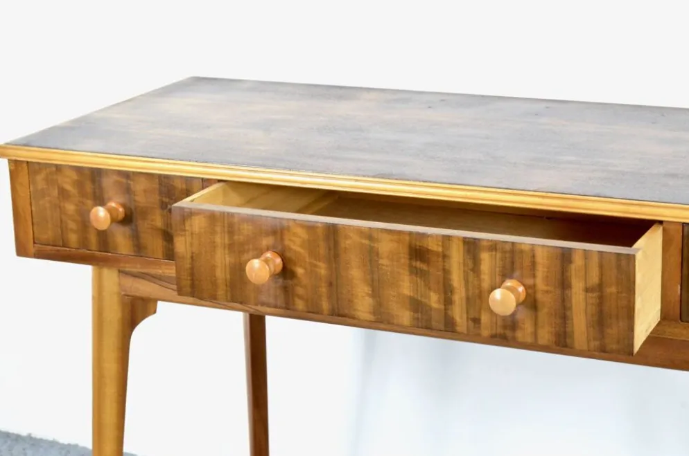 Table console / bureau en noyer du milieu du siècle par Morris de Glasgow. Vintage
