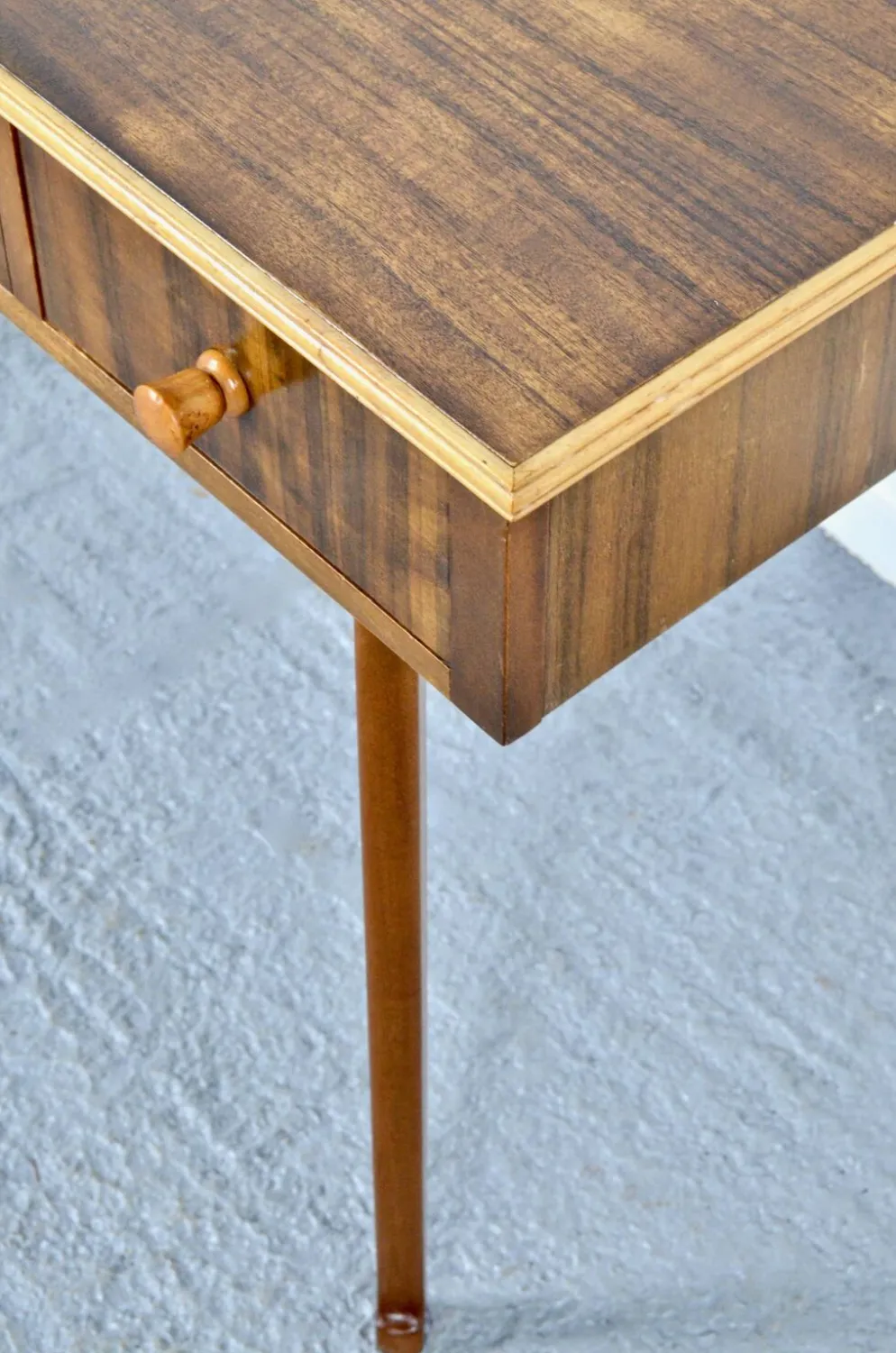 Table console / bureau en noyer du milieu du siècle par Morris de Glasgow. Vintage