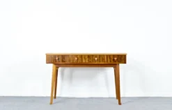 Table console / bureau en noyer du milieu du siècle par Morris de Glasgow. Vintage