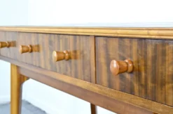 Table console / bureau en noyer du milieu du siècle par Morris de Glasgow. Vintage