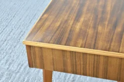 Table console / bureau en noyer du milieu du siècle par Morris de Glasgow. Vintage