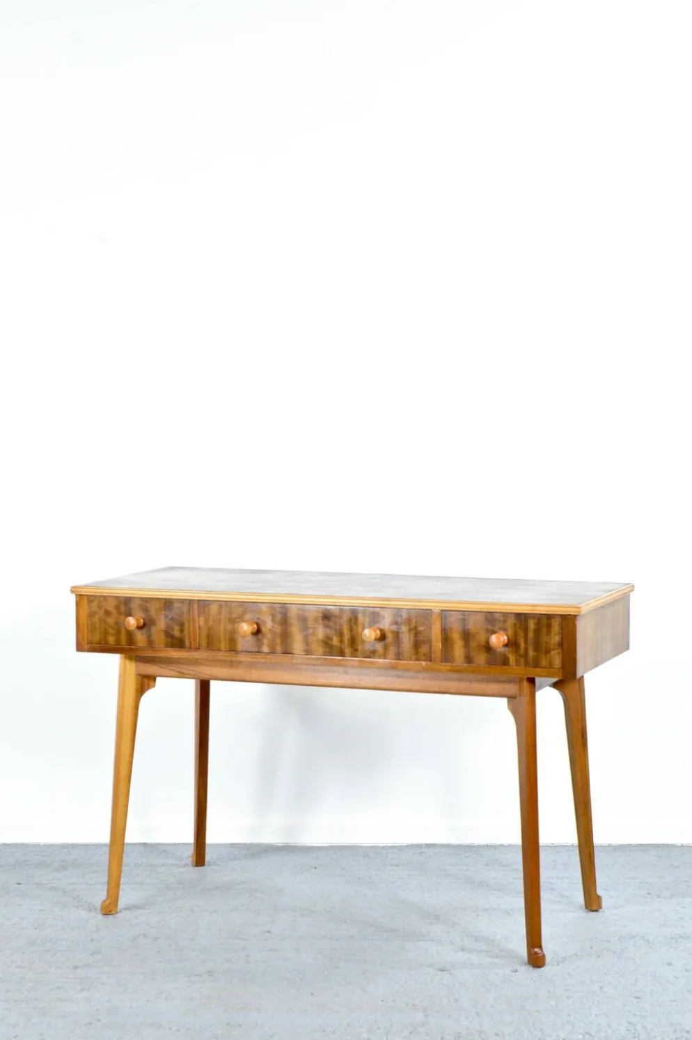 Table console / bureau en noyer du milieu du siècle par Morris de Glasgow. Vintage
