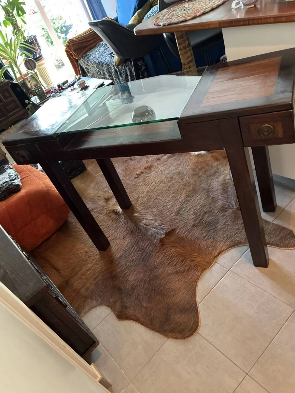 Table console / Bureau vitrine en bois exotique et verre – Style Colonial