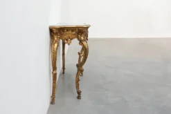 Table console sculptée avec plateau en verre fumé, style Louis XV, Italie
