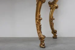 Table console sculptée avec plateau en verre fumé, style Louis XV, Italie