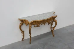 Table console sculptée avec plateau en verre fumé, style Louis XV, Italie