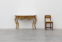 Table console sculptée avec plateau en verre fumé, style Louis XV, Italie