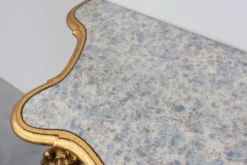 Table console sculptée avec plateau en verre fumé, style Louis XV, Italie