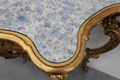 Table console sculptée avec plateau en verre fumé, style Louis XV, Italie