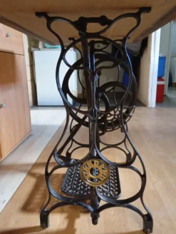 Table console vintage — Piètement en fonte & plateau en bois clair