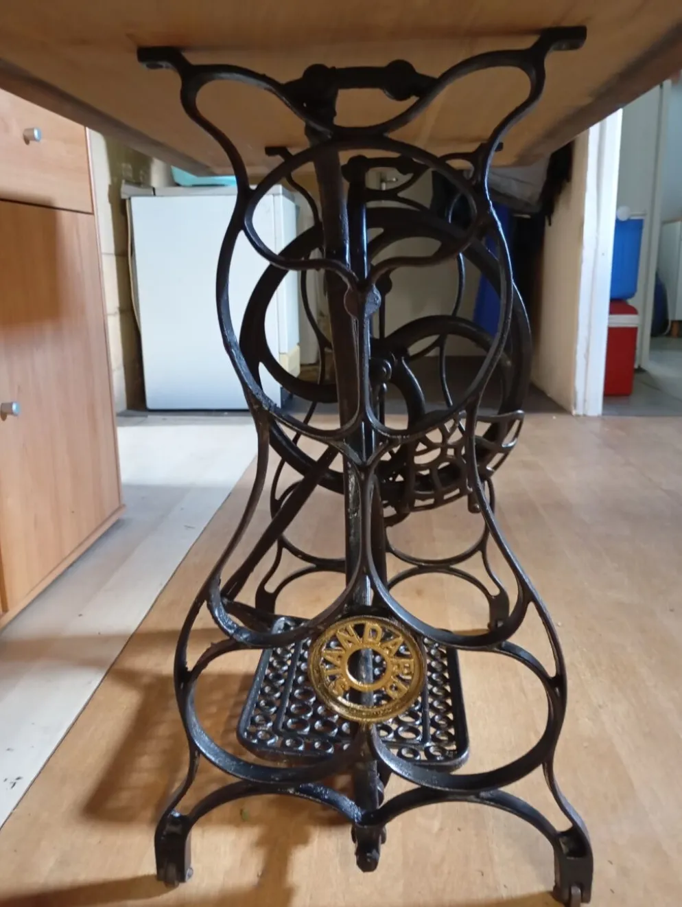 Table console vintage — Piètement en fonte & plateau en bois clair