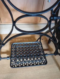 Table console vintage — Piètement en fonte & plateau en bois clair