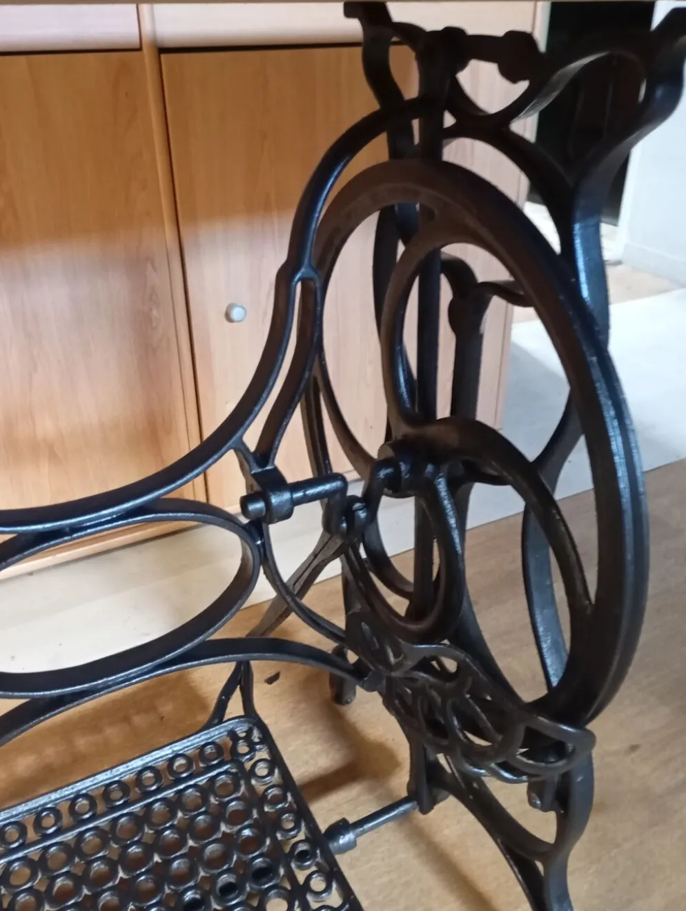 Table console vintage — Piètement en fonte & plateau en bois clair