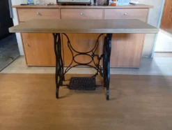 Table console vintage — Piètement en fonte & plateau en bois clair