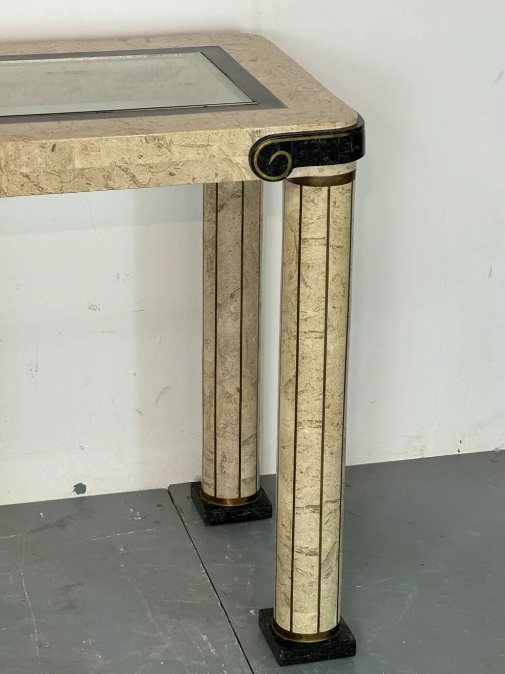 Table console vintage régence en travertin italien et laiton Maitland Smith.