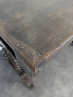 Table à écrire de style Louis XIII en noyer à pieds torsadés deux tiroirs
