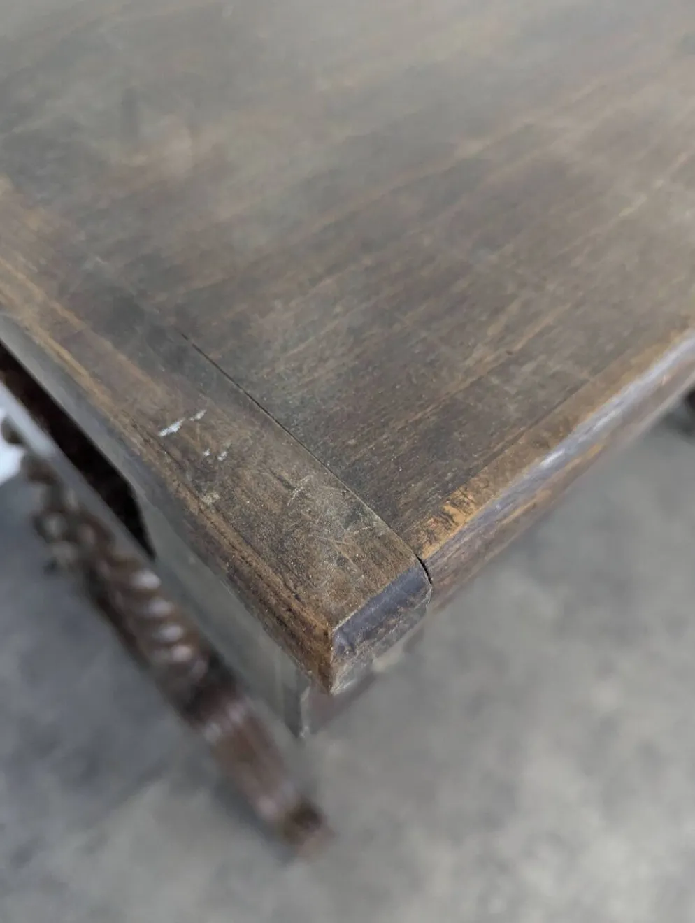 Table à écrire de style Louis XIII en noyer à pieds torsadés deux tiroirs