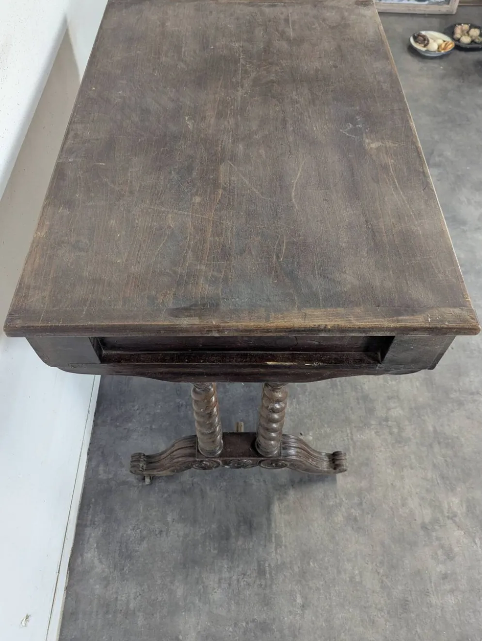 Table à écrire de style Louis XIII en noyer à pieds torsadés deux tiroirs