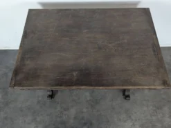 Table à écrire de style Louis XIII en noyer à pieds torsadés deux tiroirs