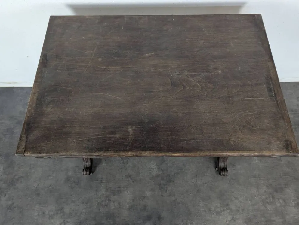 Table à écrire de style Louis XIII en noyer à pieds torsadés deux tiroirs