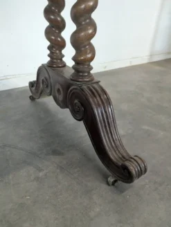 Table à écrire de style Louis XIII en noyer à pieds torsadés deux tiroirs