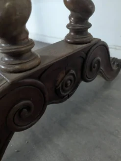 Table à écrire de style Louis XIII en noyer à pieds torsadés deux tiroirs