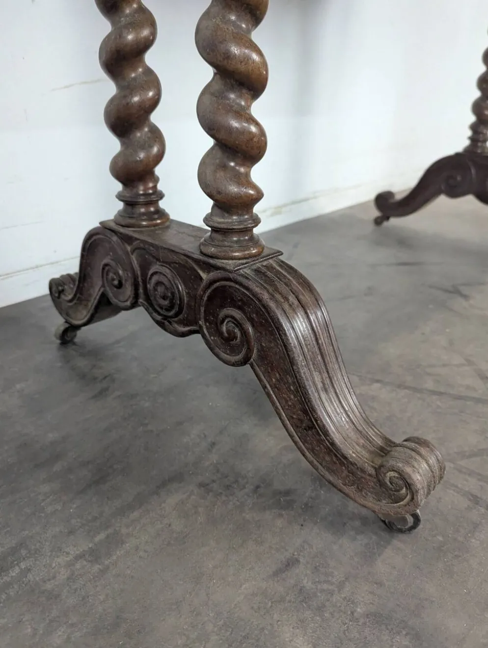 Table à écrire de style Louis XIII en noyer à pieds torsadés deux tiroirs
