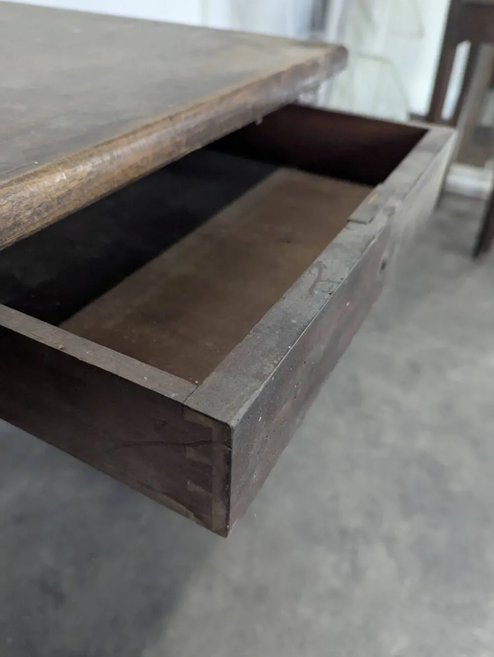 Table à écrire de style Louis XIII en noyer à pieds torsadés deux tiroirs