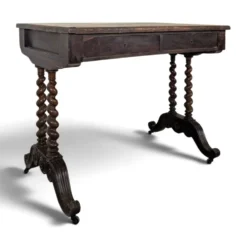 Table à écrire de style Louis XIII en noyer à pieds torsadés deux tiroirs