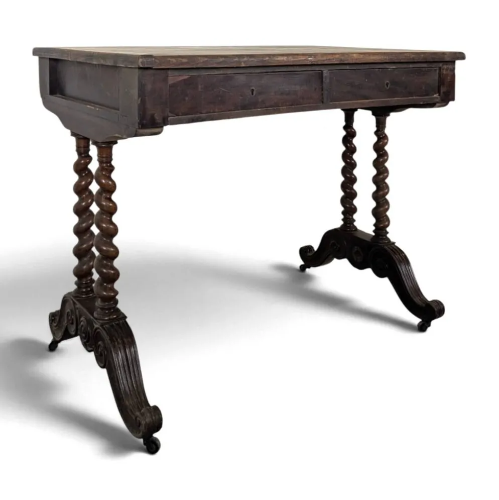 Table à écrire de style Louis XIII en noyer à pieds torsadés deux tiroirs