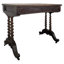Table à écrire de style Louis XIII en noyer à pieds torsadés deux tiroirs
