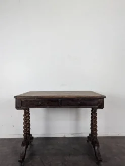 Table à écrire de style Louis XIII en noyer à pieds torsadés deux tiroirs